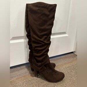 Boots,size 8.5
Brown Suede-Knee-high Women’s Boots